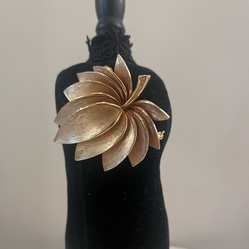 Vintage Pastelli brooch pin golden metal leaf flower 2 1/4” x 2 1/4” x 1/4”.